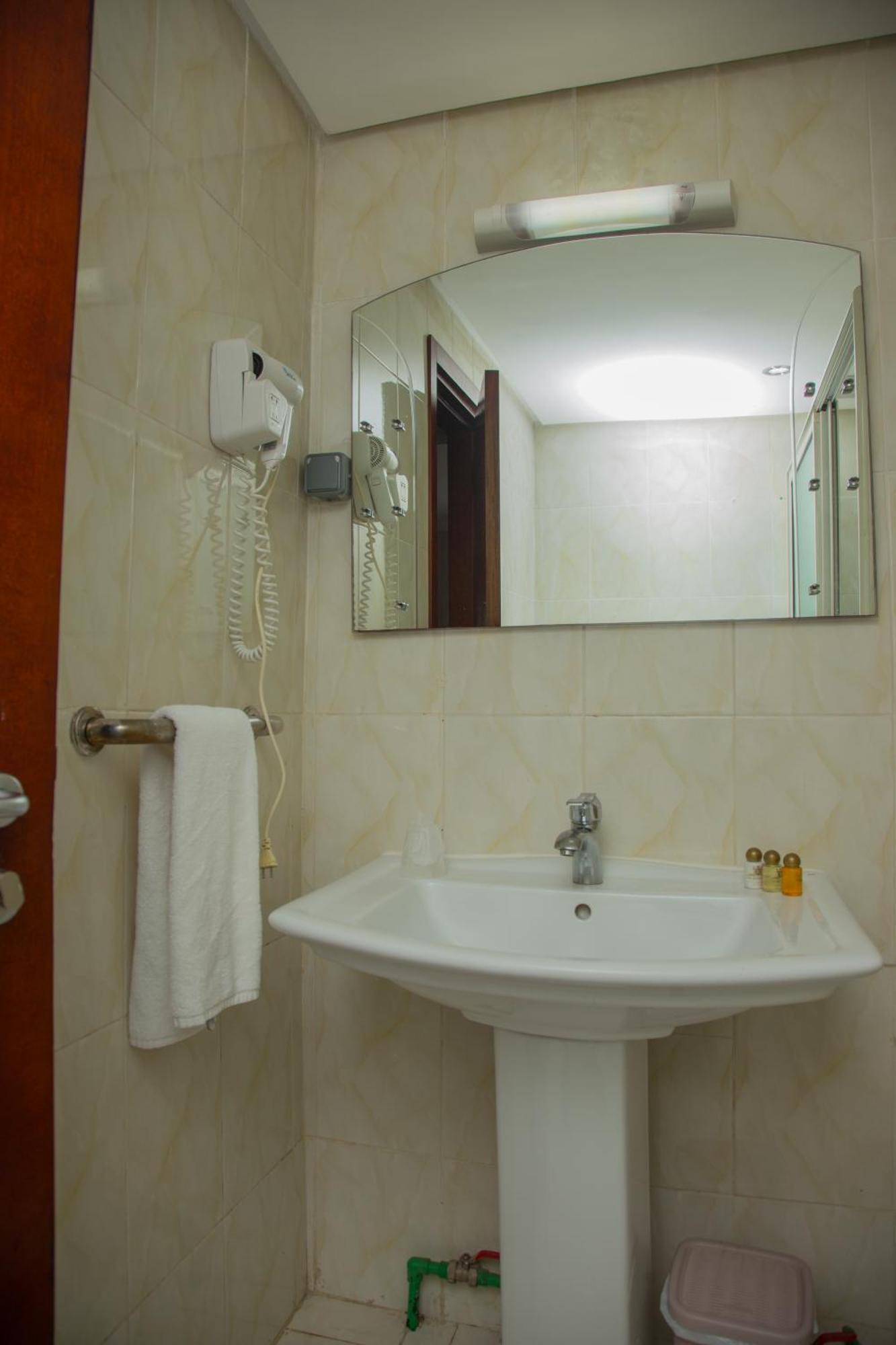 Hotel La Rose Blanche 阿比让 外观 照片